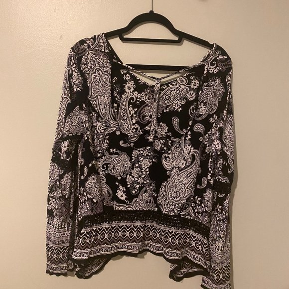 Black & White Bell Sleeve Top - Picture 4 of 5